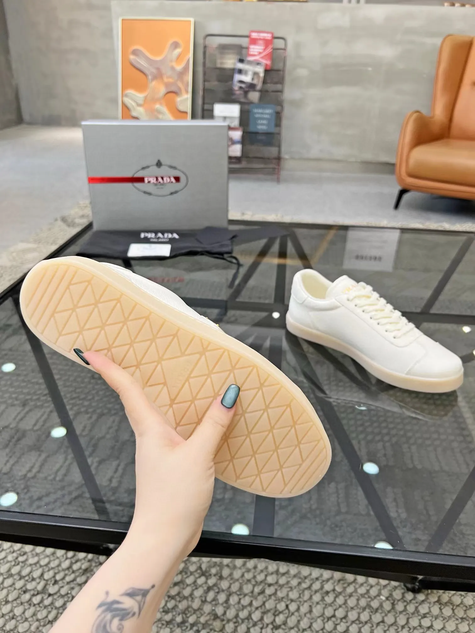 Factory price: 400💰Prada new men's leather sports shoes, the highest version on the market, any comparison is welcome🆚! The original leather has excellent texture and is super high-end! Fetal sheep net lining imported from Italy, removable pad! Luxurious materials and fine workmanship, highly recommended! Code number: 38-44, customized 45